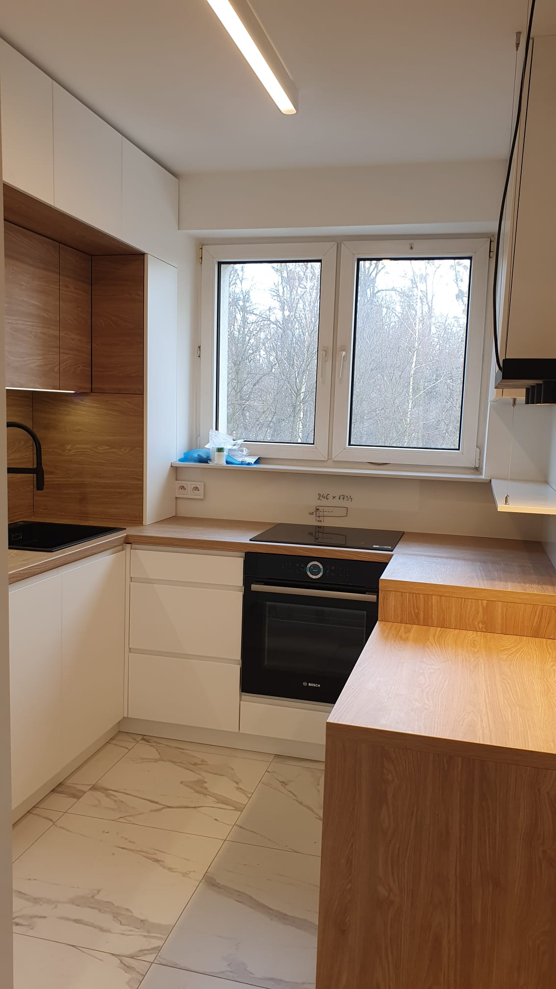 Kuchnia skandynawska - białe fronty i drewno - AiM Remonty