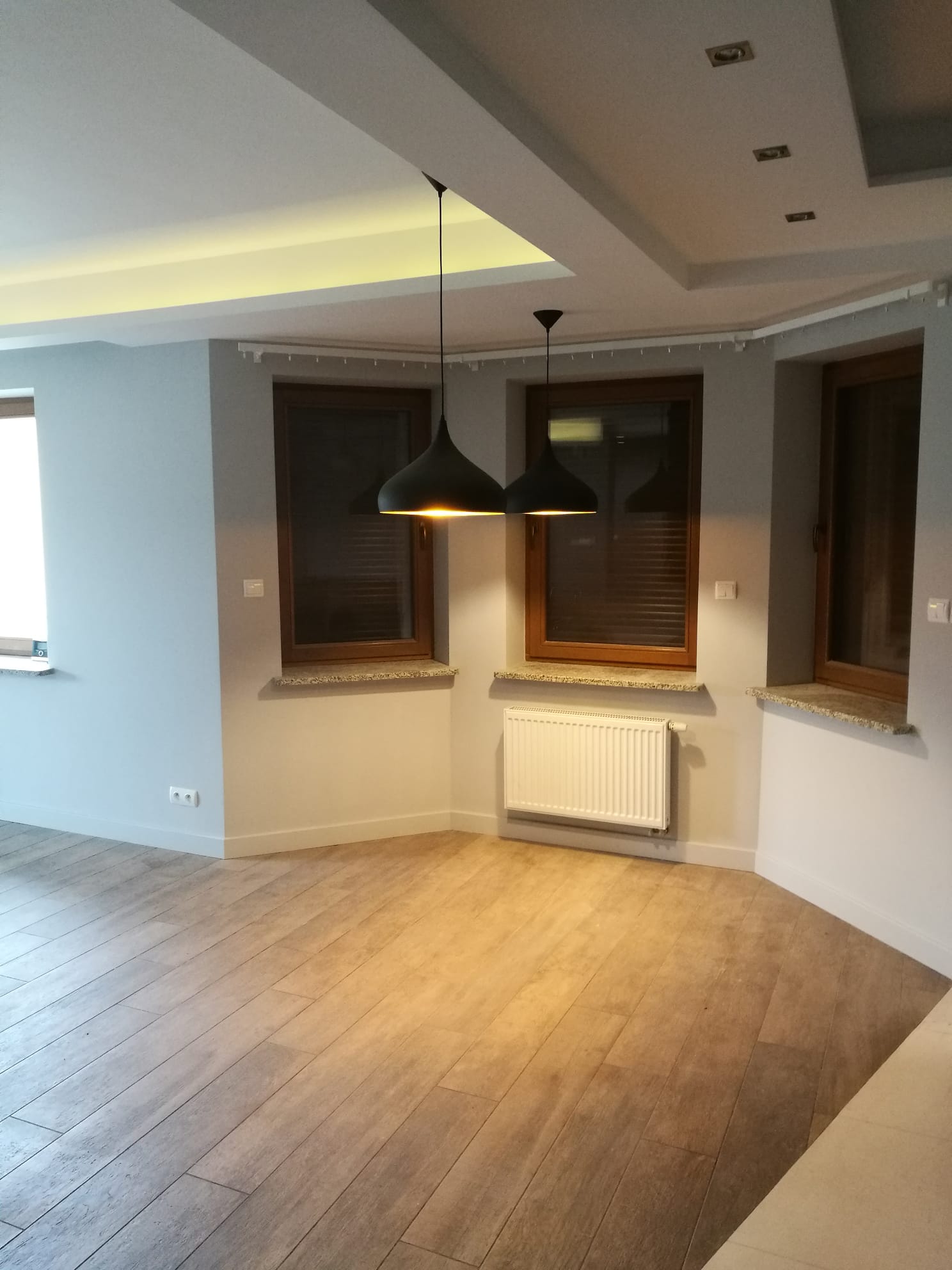 Wykończenie salonu minimalistycznego - AiM Remonty