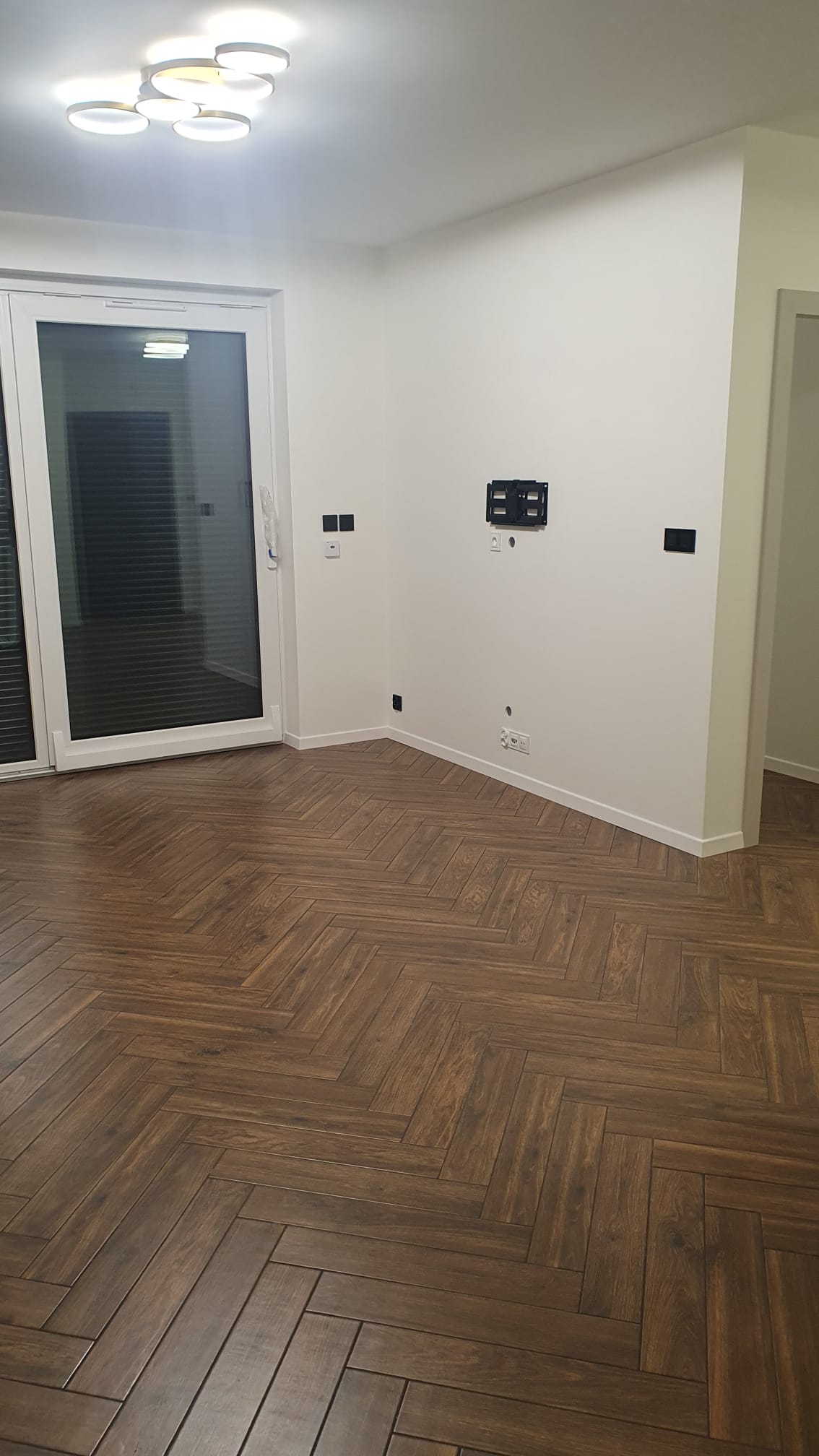 Salon nowoczesny z kominkiem - AiM Remonty Śląsk