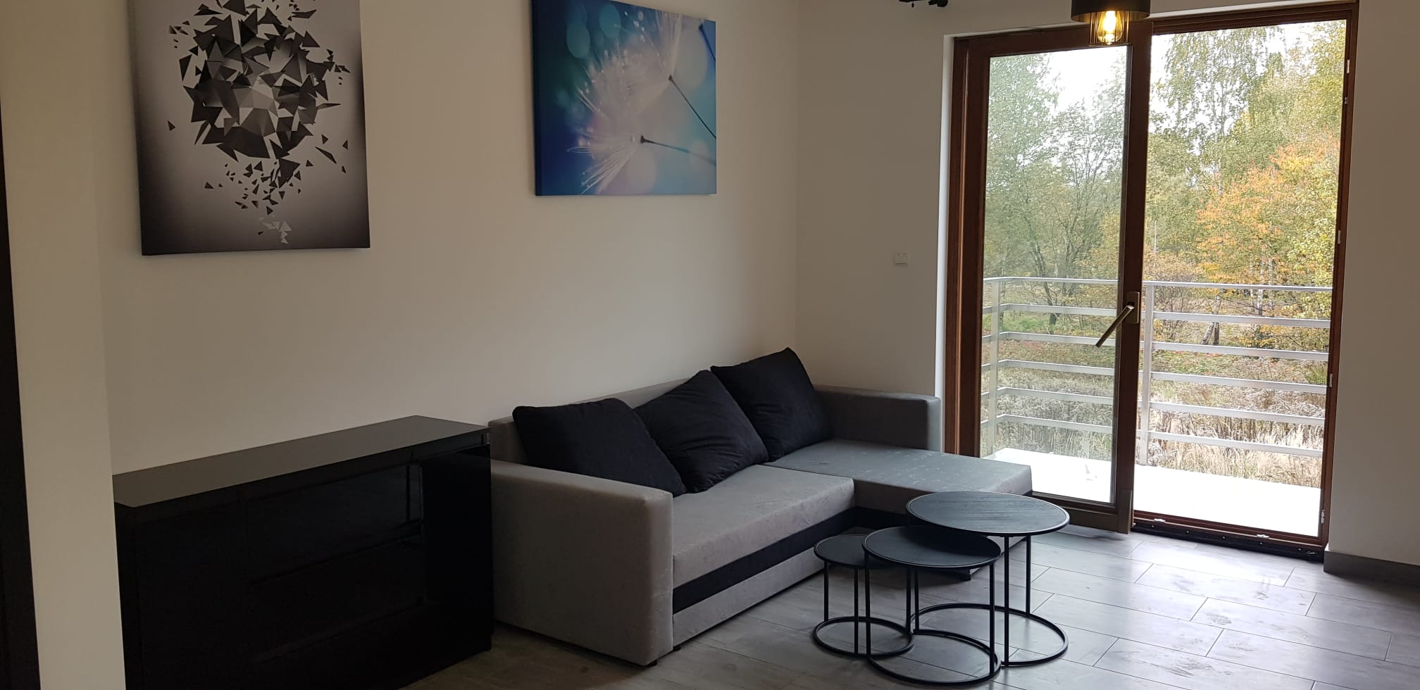 Wykończenie salonu z drewnem - AiM Remonty