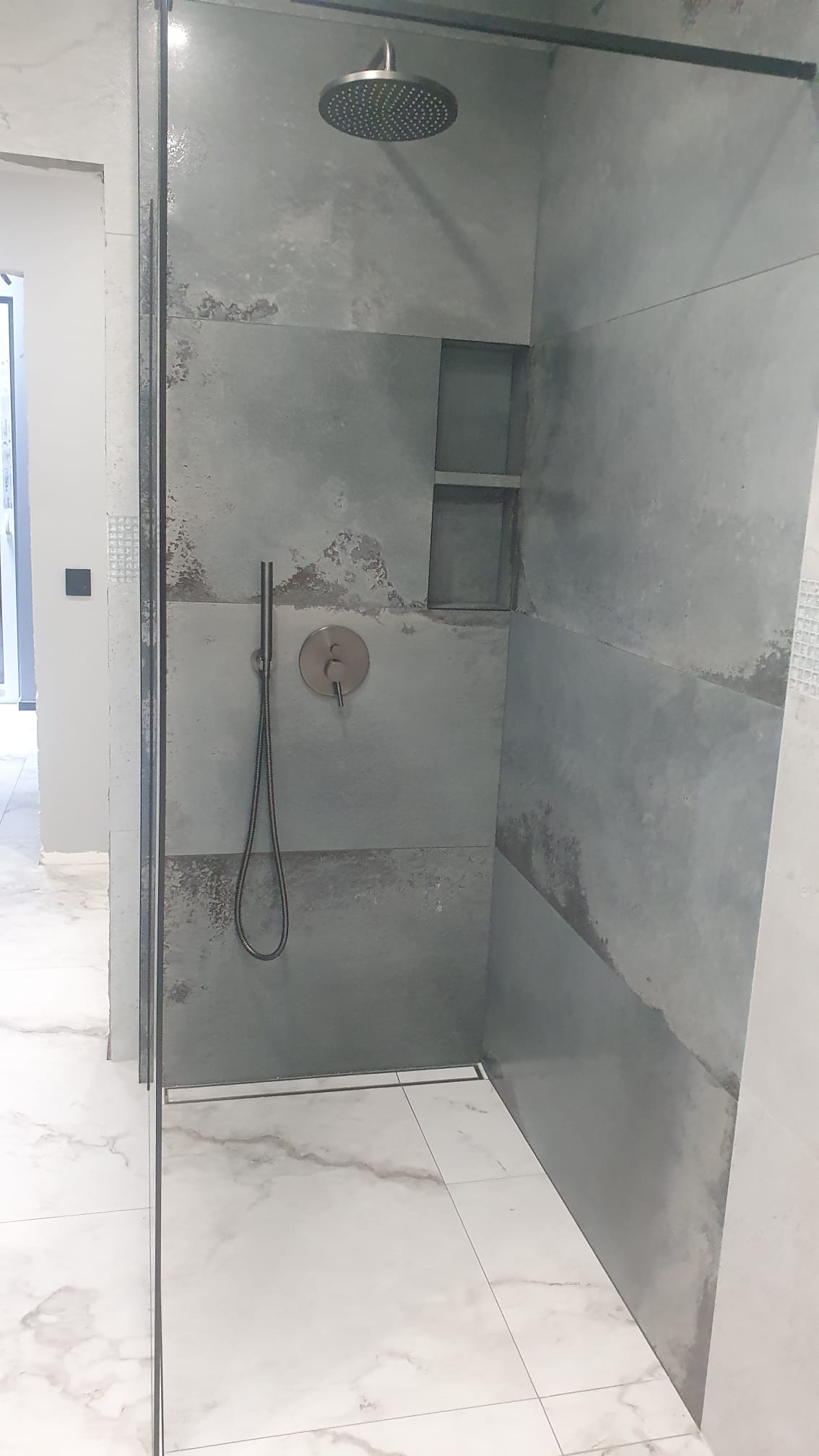 Łazienka skandynawska - drewno i biel - AiM Remonty